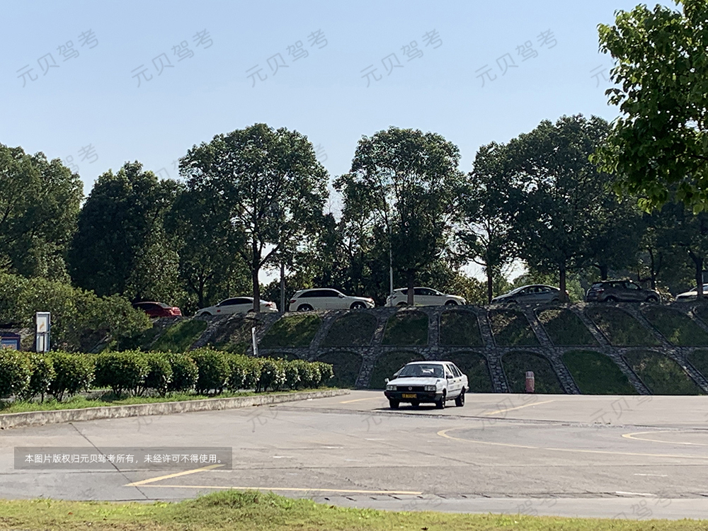 新手司机上高速必知：车速、跟车、超车安全要点