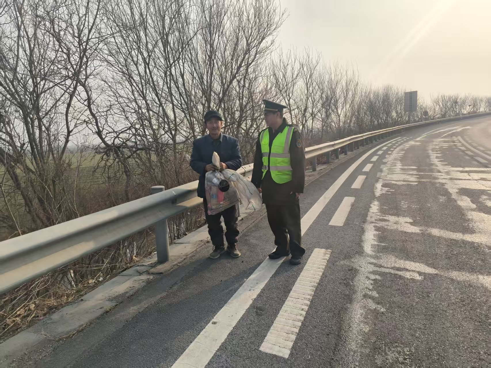 张石高速大北城收费站暖心处置行人误入高速险情