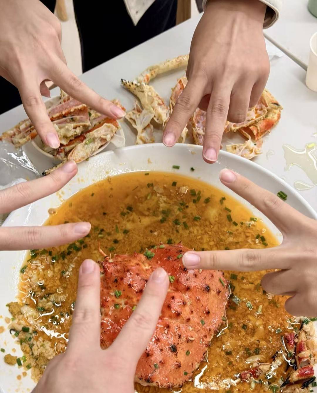 南京大学食堂惊现帝王蟹等高档海鲜,价格做法引关注