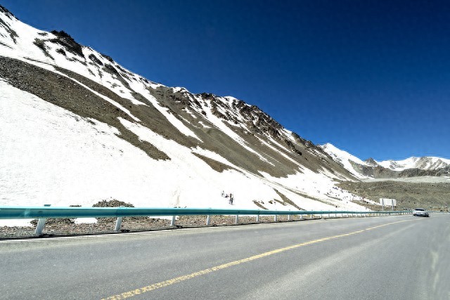 高速安全时速是多少？不是龟速也不是超速，原来在这区间