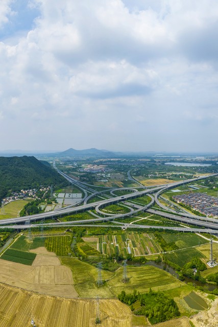 高速安全时速是多少?不是龟速也不是超速,原来在这区间