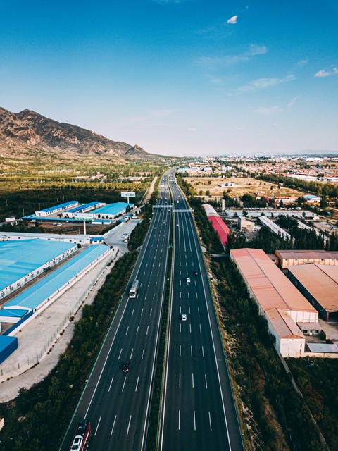 高速安全时速是多少?不是龟速也不是超速,原来在这区间