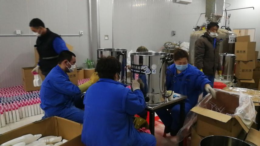 疫情防控物资紧缺，中央企业加快生产，防护服等绝不涨价