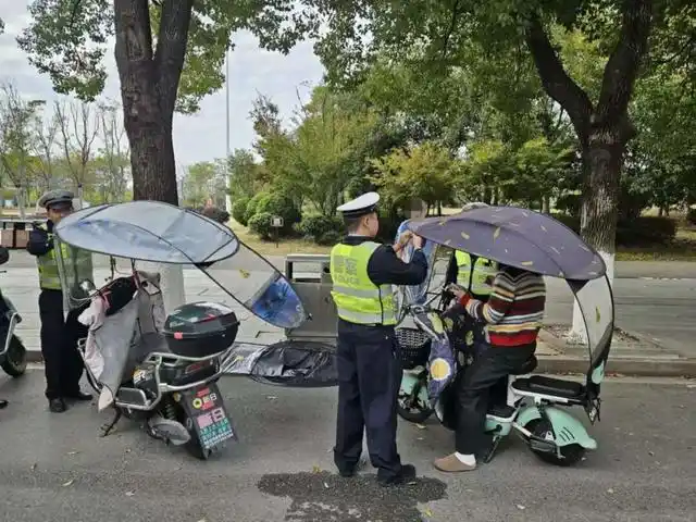 团风交警整治行动_违章高发城市治理_电动车摩托车安全头盔整治