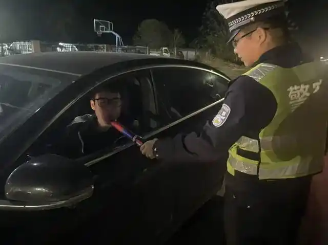 团风交警整治行动_电动车摩托车安全头盔整治_违章高发城市治理