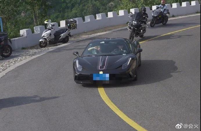 张一山被指压实线违章，交警摄像头高清连打电话都能拍清