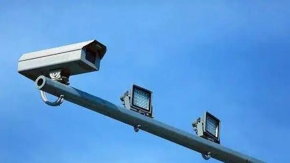 违章摄像头为啥总闪？车主疑惑，交警来解答