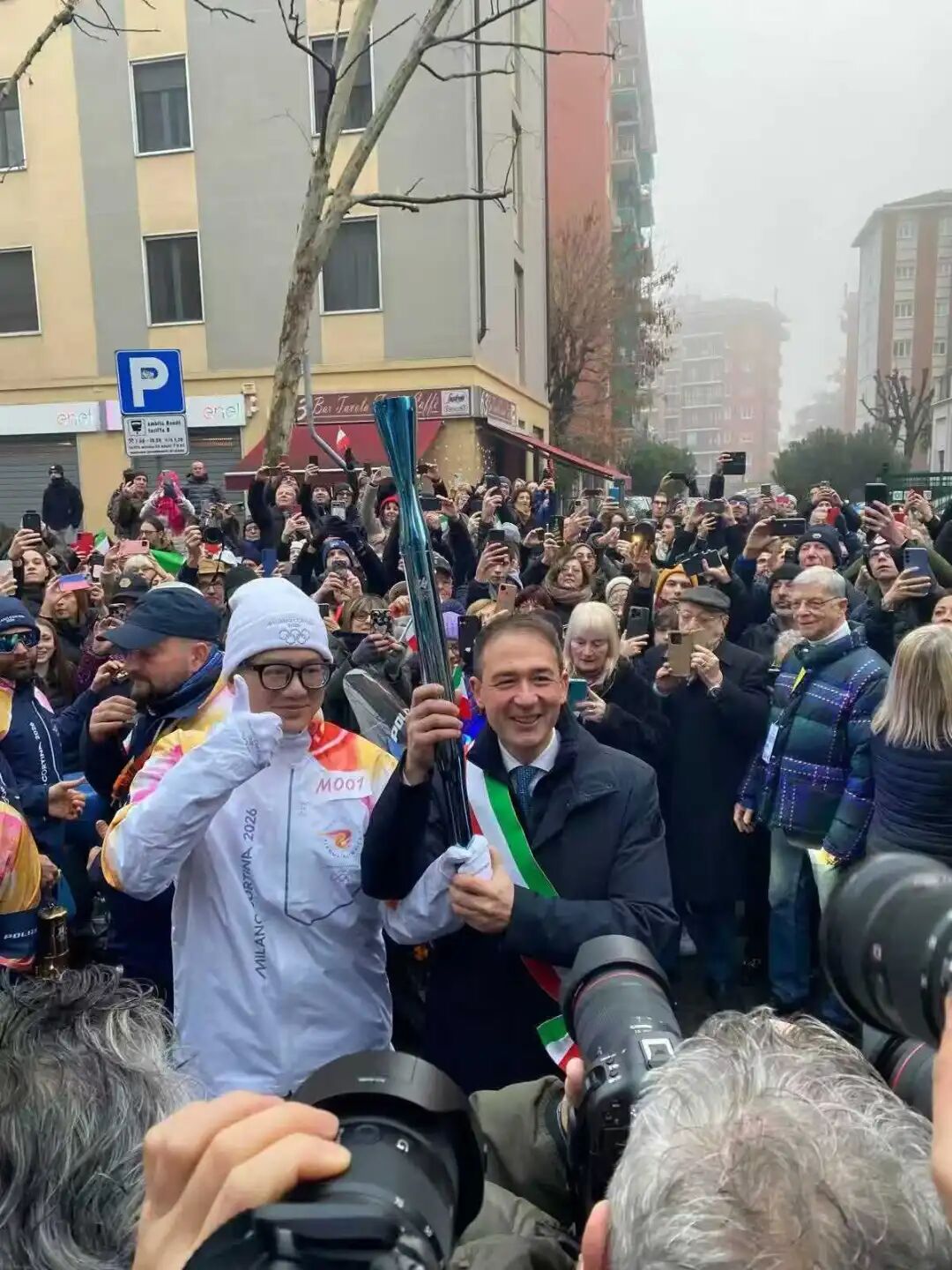 冬奥会火炬传递：普通人追梦、冠军致敬的感人瞬间