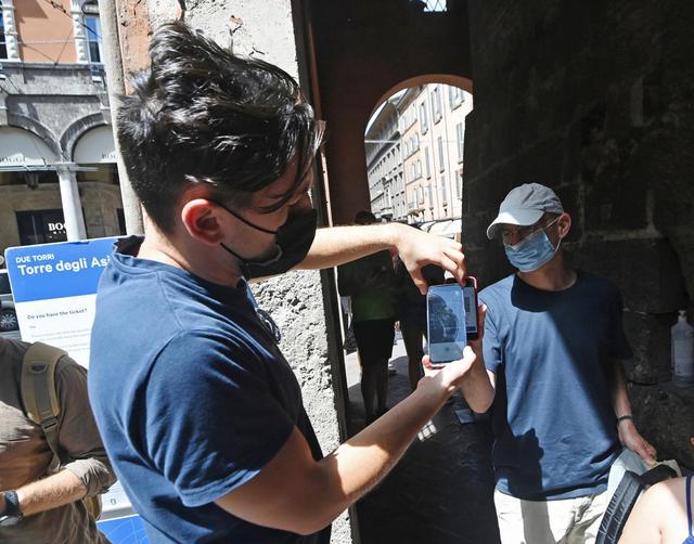 疫情反弹趋势下，多国采取健康通行证等手段积极应对疫情