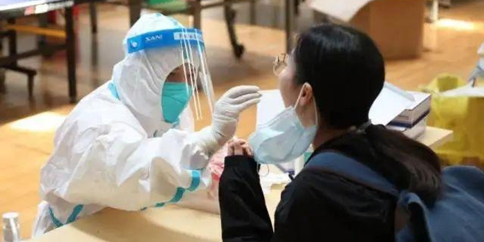 广州高校按疫情防控要求封闭管理，加大核酸检测频次